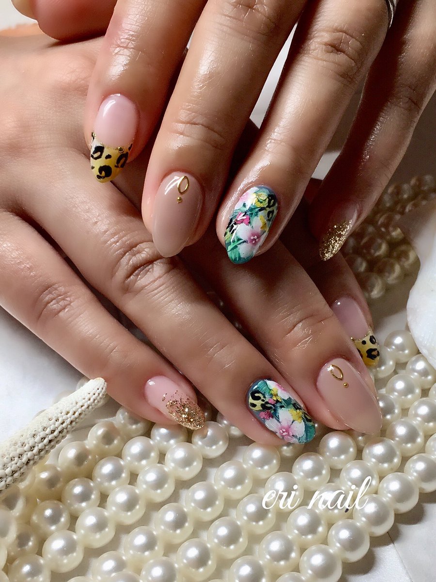 eri_nail7's tweet photo. ボタニカルドレス✨
他のお客様からリクエストがあったmiki先生の『ボタニカルdress』。画像を観察しながら自分なりに仕上げたサンプルを見つけやりたい‼️と言うことでボタニカルdressやらせていただきました😅💦
ヒョウ柄が大好きなお客様にピッタリでとってもお似合いでした👍✨
カッコイイ‼️ https://t.co/X3vs3KwY59