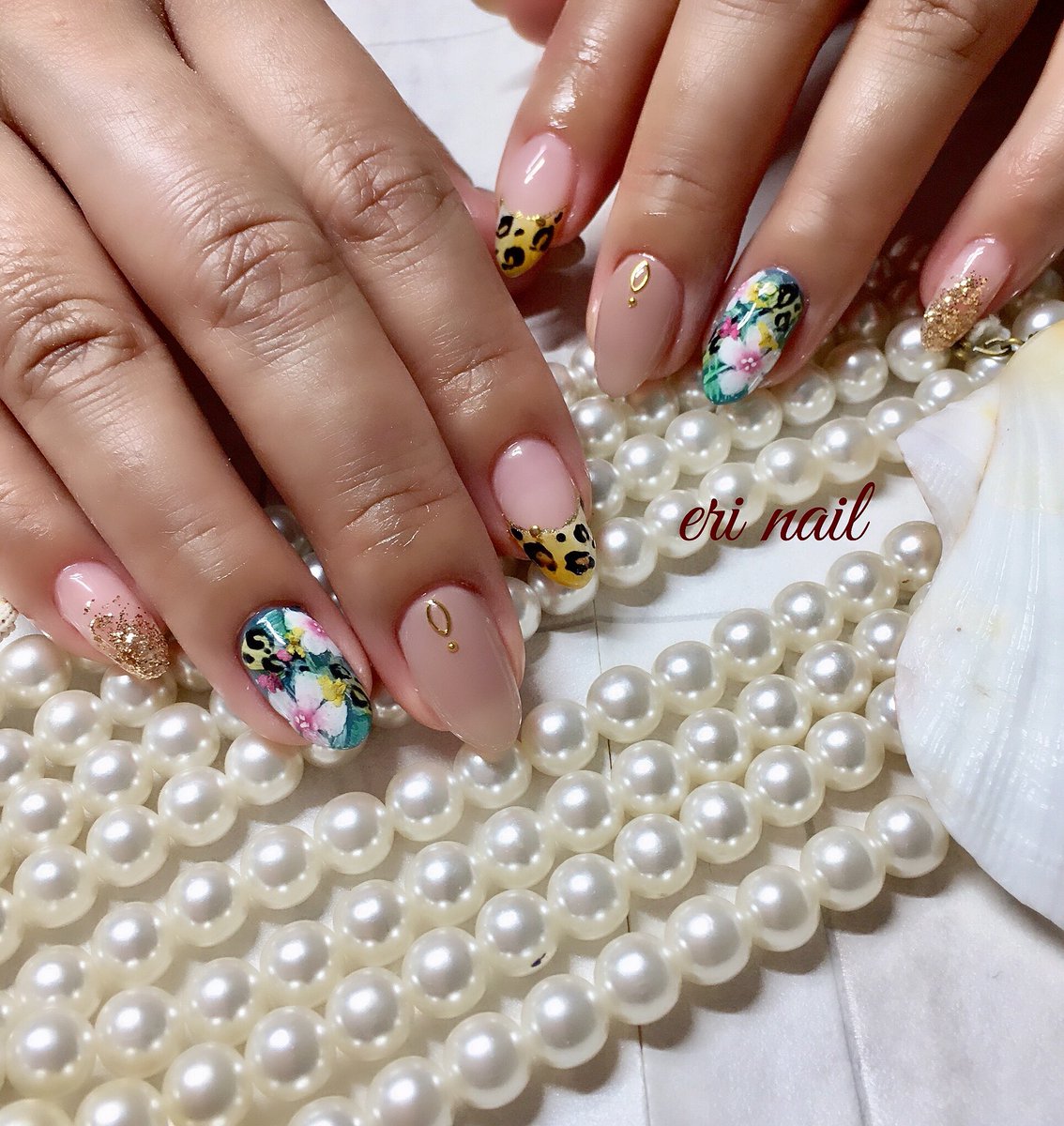 eri_nail7's tweet photo. ボタニカルドレス✨
他のお客様からリクエストがあったmiki先生の『ボタニカルdress』。画像を観察しながら自分なりに仕上げたサンプルを見つけやりたい‼️と言うことでボタニカルdressやらせていただきました😅💦
ヒョウ柄が大好きなお客様にピッタリでとってもお似合いでした👍✨
カッコイイ‼️ https://t.co/X3vs3KwY59