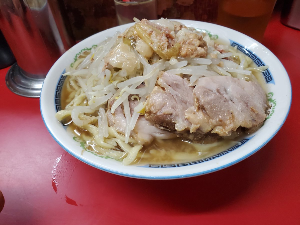 清水くん レンタル二郎食べる人 ラーメン二郎 目黒店さんで小ラーメンw豚入り 700をいただきました 初訪問 小ラーメン 500と驚異のコスパに驚愕 きりっとカエシの効いた非乳化スープに食べやすい小振りサイズのホロホロ豚 シャキヤサイに甘いアブラが良く