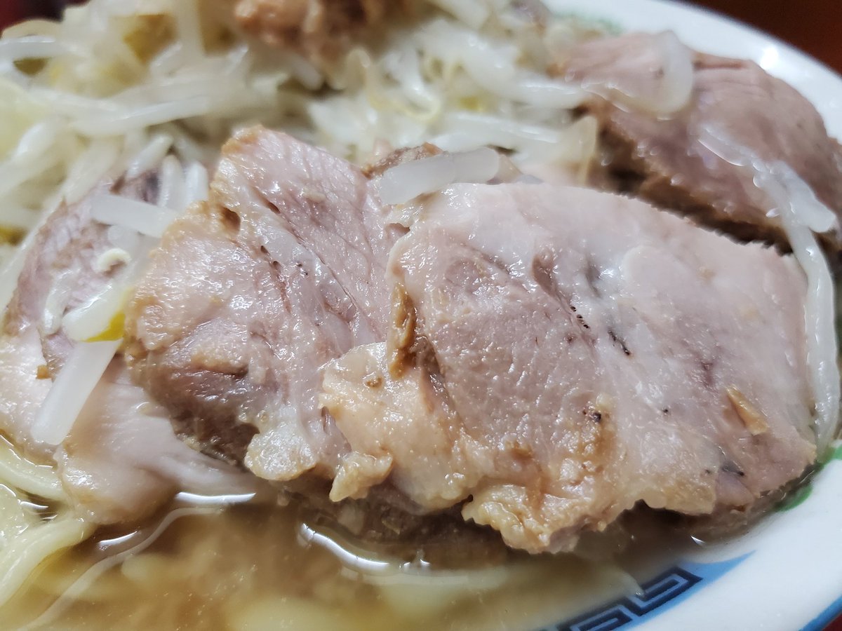 清水くん レンタル二郎食べる人 ラーメン二郎 目黒店さんで小ラーメンw豚入り 700をいただきました 初訪問 小ラーメン 500と驚異のコスパに驚愕 きりっとカエシの効いた非乳化スープに食べやすい小振りサイズのホロホロ豚 シャキヤサイに甘いアブラが良く