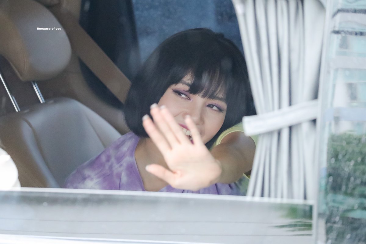 BcofU_77's tweet photo. 200712  인기가요 퇴근 

 ☺️☺️☺️

#BLACKPINK #블랙핑크 #리사 #LISA #HowYouLikeThat   #ลิซ่า https://t.co/dGDCeW414O