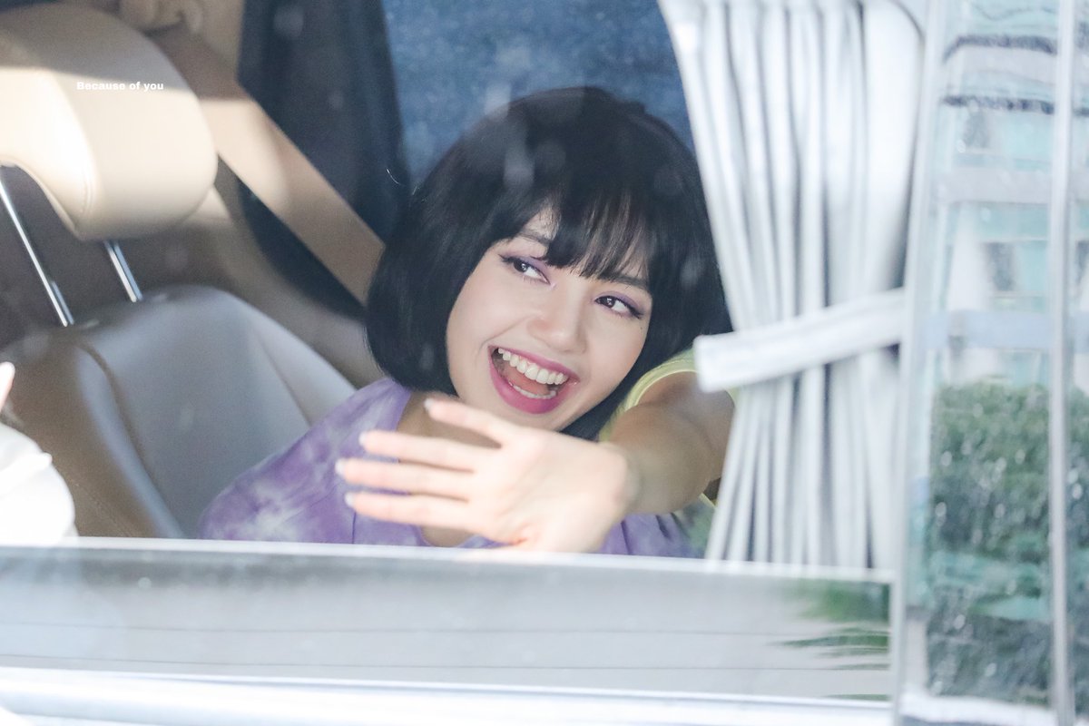 BcofU_77's tweet photo. 200712  인기가요 퇴근 

 ☺️☺️☺️

#BLACKPINK #블랙핑크 #리사 #LISA #HowYouLikeThat   #ลิซ่า https://t.co/dGDCeW414O