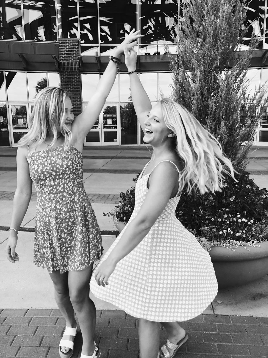 AshleyMoeck's tweet photo. 💫💃🏼

@murphyymelanie https://t.co/5yU6DcBwJt