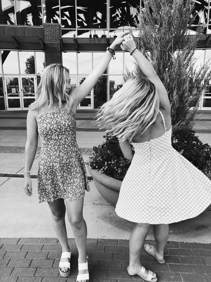 AshleyMoeck's tweet photo. 💫💃🏼

@murphyymelanie https://t.co/5yU6DcBwJt