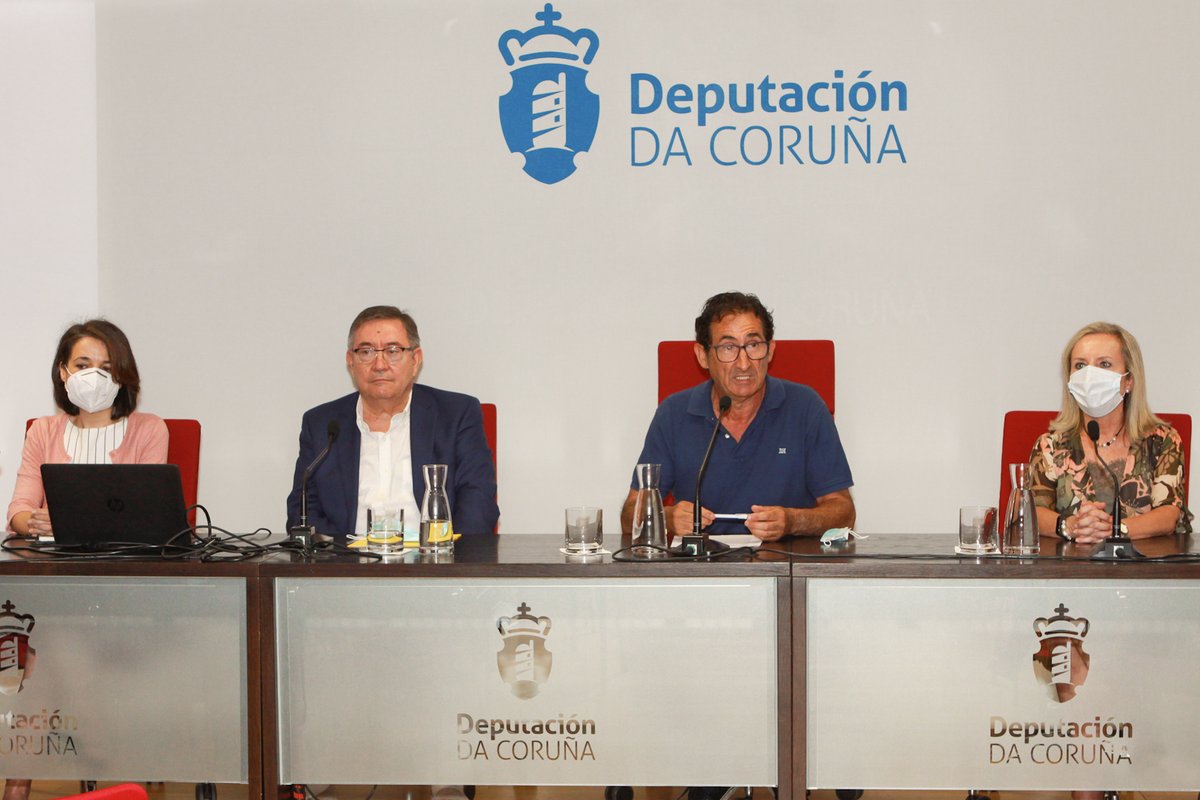 Depucoruna's tweet photo. O deputado de #Economía e #Facenda, @AntonioLeiraP, o xerente do Catastro en #Galicia, Benito Bericochea, a xerente adxunta, Victoria Fernández, e a vicetesoureira provincial, Ana Fernández, presentaron a xornada sobre novas formas de colaboración entre #Castastro e concellos. https://t.co/pSPmZnuw1t