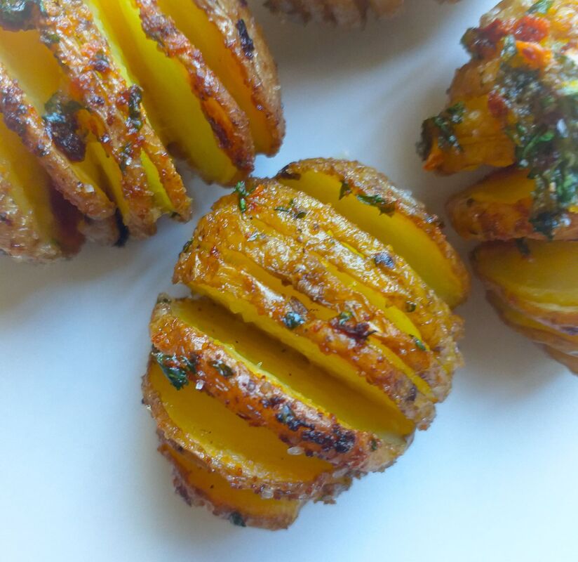 happyveggie.weebly.com/recipes/mini-h…

#ThrowbackThursday These mini hasselback #potatoes are so cute, crispy, and delicious. Revisit the #recipe now!
#vegetarian #vegan #plantbased #hasselbackpotatoes #recipes #throwbackrecipe #vegetariansoftwitter