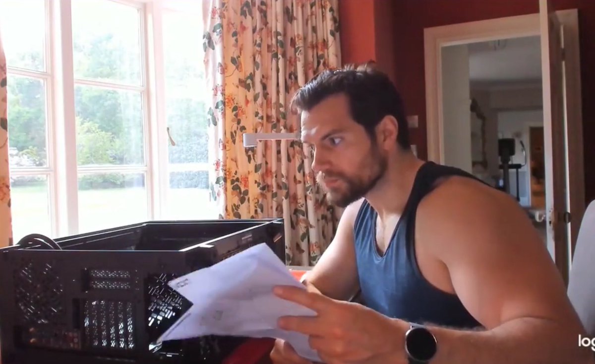 Henry Cavill the sexiest nerd on earth. 