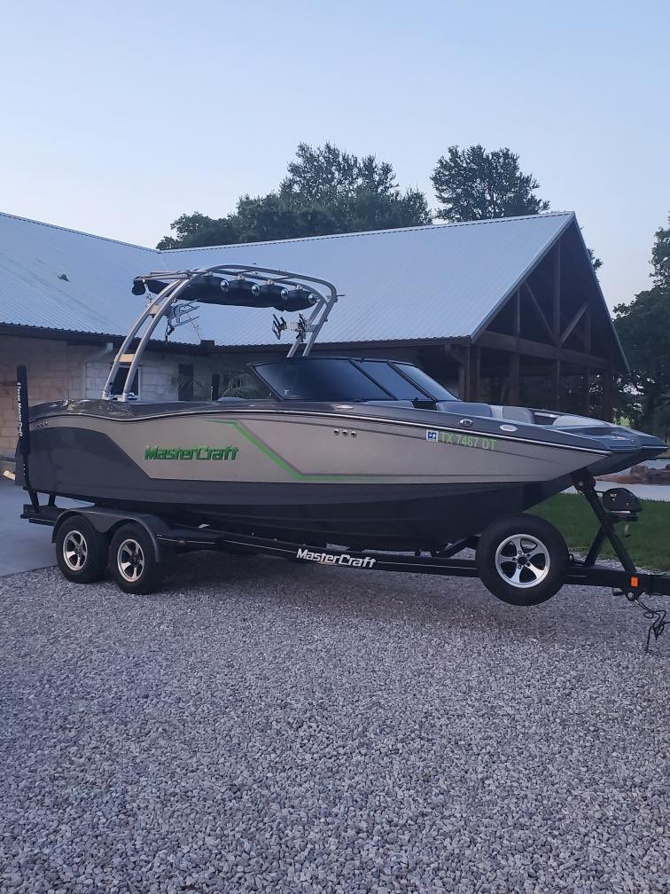 PrestynHewitt's tweet photo. 2016 Mastercraft NXT22                            120 hours on it                                            $9,000 JL audio system in it                                               Starting price is 84,999                           DM me for pics and to talk about the price!! https://t.co/A8jG3FeMfF