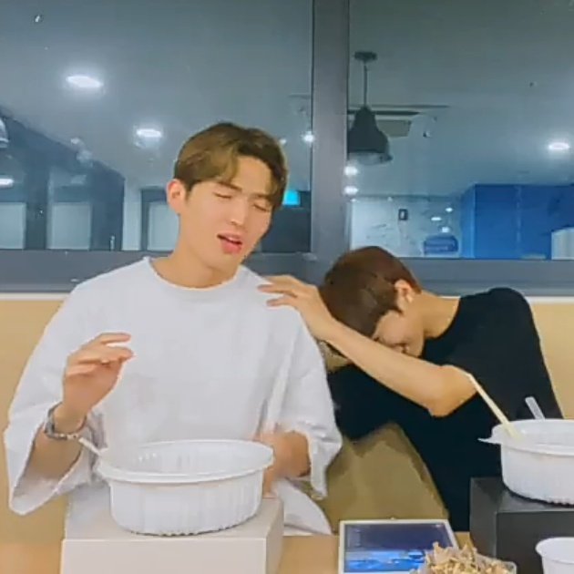 u10tcokr's tweet photo. gyujin *starts introducing yein to the audience who just joined for the first time*

yein: https://t.co/iIIGs4lxIA