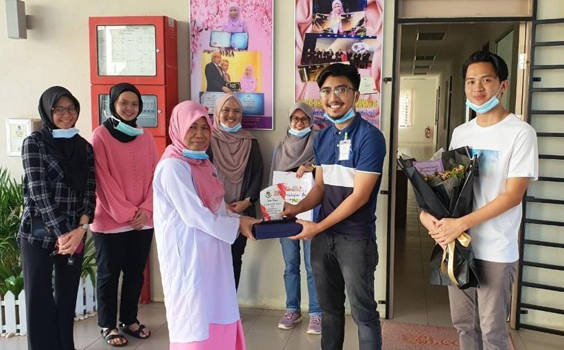 1115Infinitus's tweet photo. Congratulations, Bonda for the new placement at Sekolah Tun Fatimah, Johor! ✨ Thank you for your guidance throughout the years ❤️ We hope to see you again. We love you! 🥰 https://t.co/xKEcZknea1