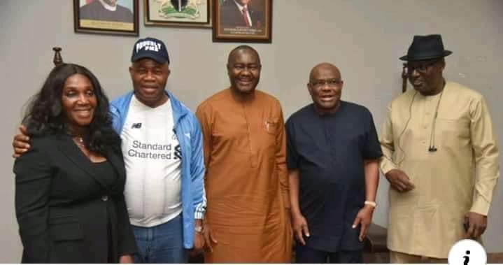 Shellynolly's tweet image. Why is @Senator_Akpabio holding Aunt Joi? Others are being official but Uncle decided to hold something. This pishur speaks volume. If he’s not guilty was there an intention?