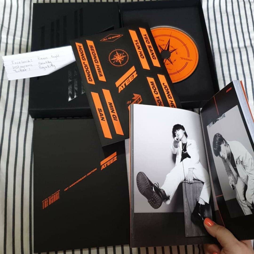 ReixKitty's tweet photo. 🥰GIVEAWAY🥰
ONE LUCKY ATINY WILL WIN THIS ANNIVERSARY ALBUM! COMES WITH EVERYTHING PICTURED PLUS A MINI DRAWING OF THEIR BIAS ^-^ 
ALL YOU HAVE TO DO TO ENTER IS:

LIKE ❤
RETWEET🔃
COMMENT 💬
TAG SOME FRIENDS 👭👫👬
AND FOLLOW WITH NOTIFICATIONS!

WINNER DRAWN  AUGUST 5TH!
😘 https://t.co/EhqaFenDNB