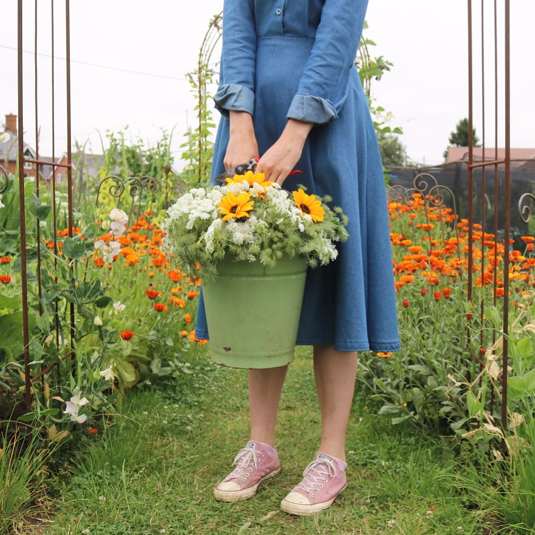 Happiest when surrounded by nature and homegrown flowers 💚 #allotment #homegrownflowers #cutflowers #garden