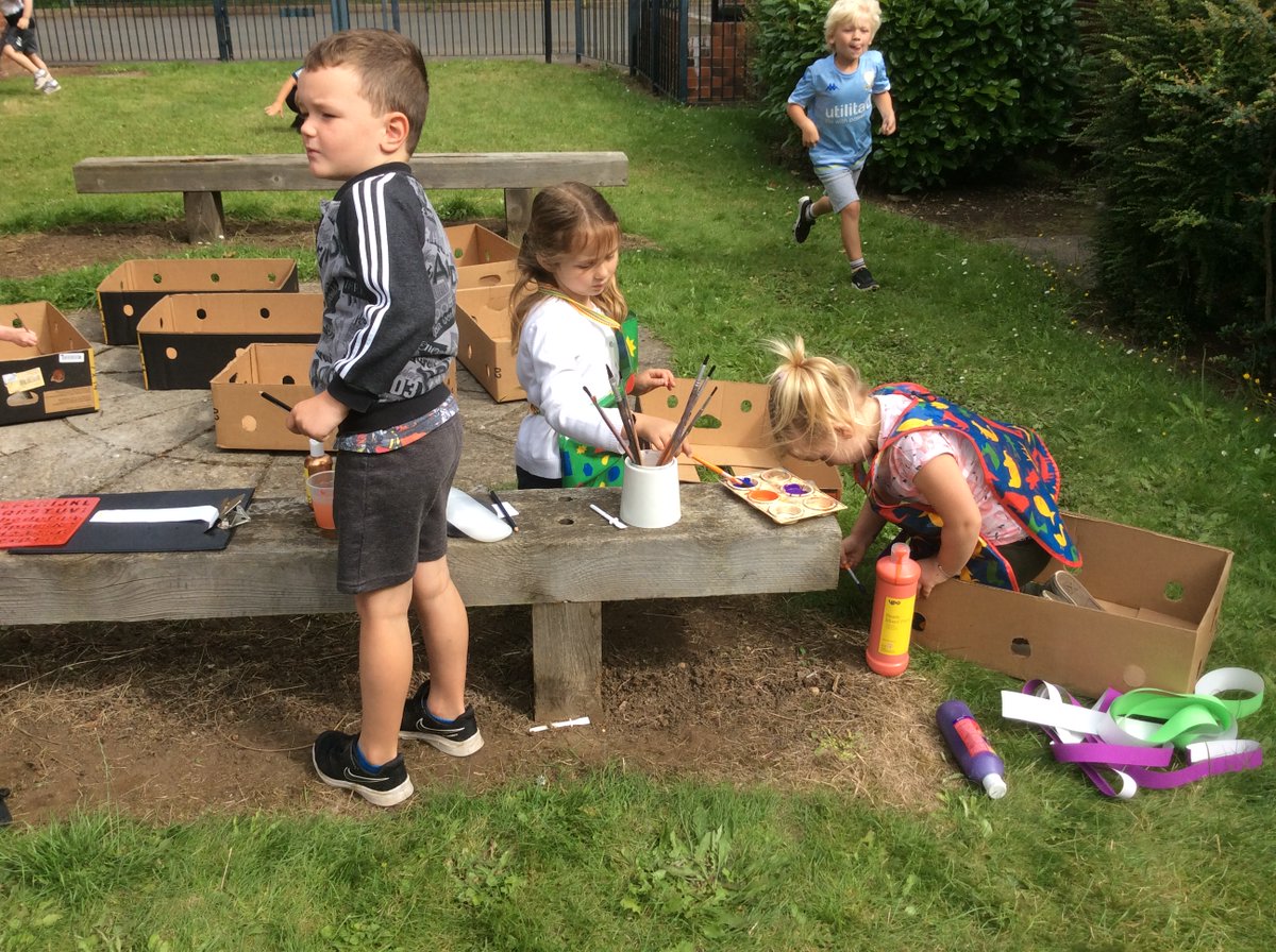 MrsNortcliffe's tweet photo. Today we painted and decorated our very own car ready for our 'drive in' cinema treat tomorrow...@MrsWray5  @TownvilleIS https://t.co/BDwQttLucz