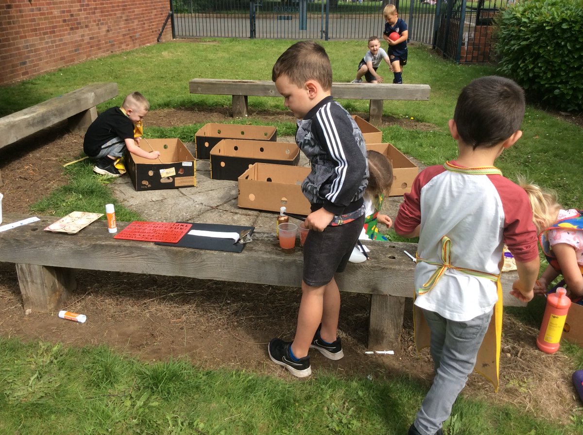 MrsNortcliffe's tweet photo. Today we painted and decorated our very own car ready for our 'drive in' cinema treat tomorrow...@MrsWray5  @TownvilleIS https://t.co/BDwQttLucz
