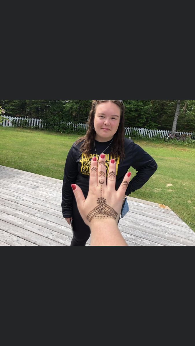 LakeMelvilleLab's tweet photo. Great to see one of our very talented students putting using her artistic side to good use! She was featured on Labrador Mornings Facebook page this morning too!! #LMSTitansPride #ShowcasingOurStudents https://t.co/yjqnE8FTBQ