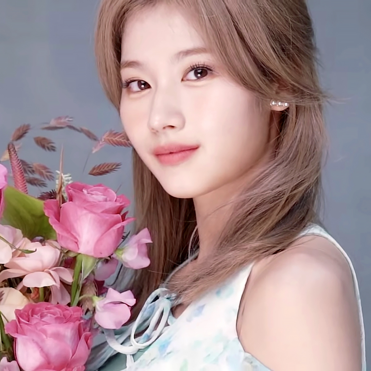 yota_official's tweet photo. 地べたで麺すすってる子で間違いないよね？？？

© Warner Music Japan Inc.
#サナ #사나 #SANA #とにかく可愛い湊崎 #트와이스 #TWICE https://t.co/QBOLx31ov6