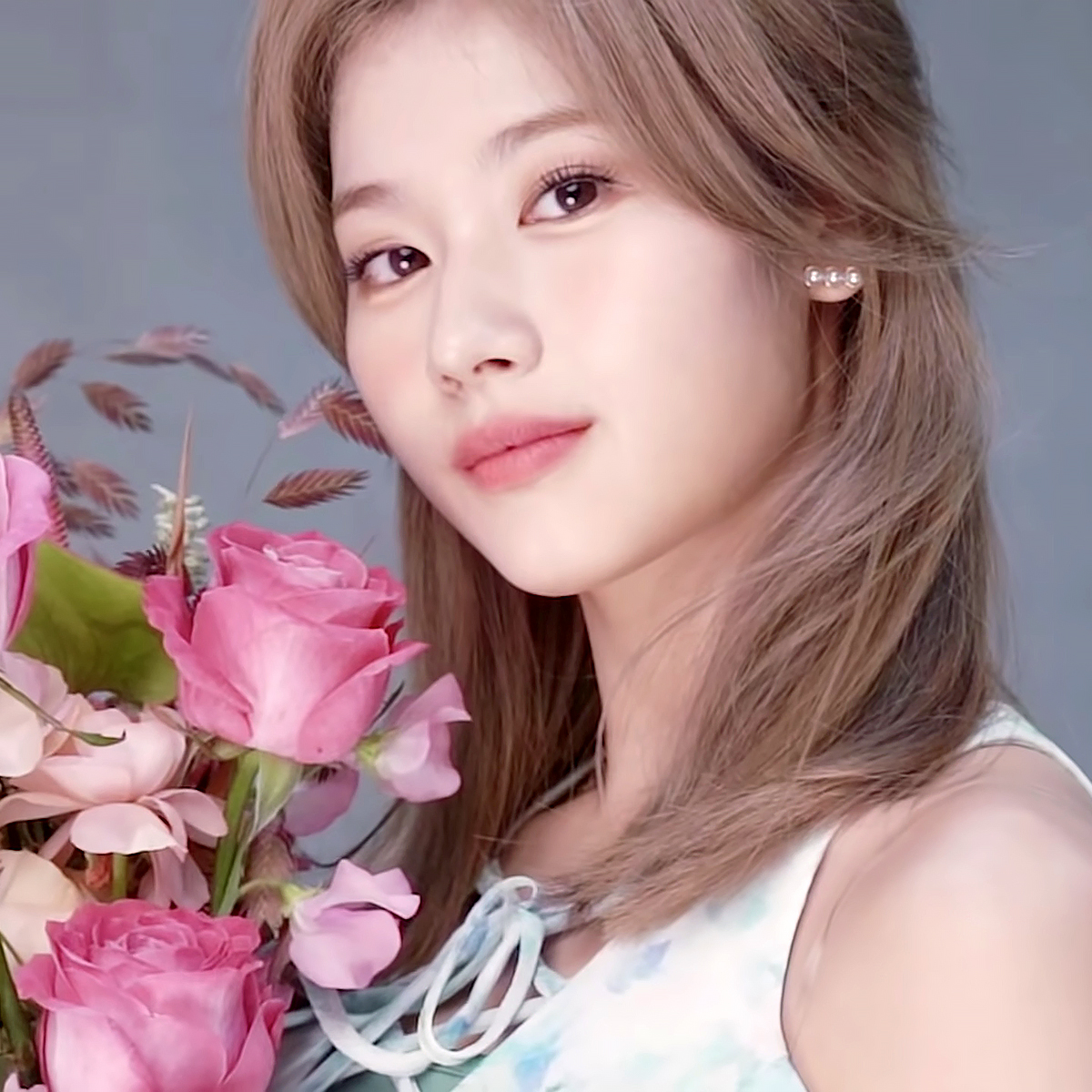 yota_official's tweet photo. 地べたで麺すすってる子で間違いないよね？？？

© Warner Music Japan Inc.
#サナ #사나 #SANA #とにかく可愛い湊崎 #트와이스 #TWICE https://t.co/QBOLx31ov6