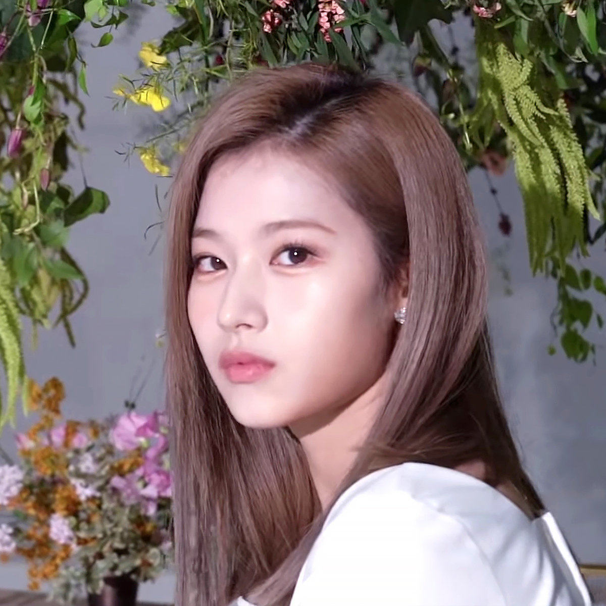 yota_official's tweet photo. 地べたで麺すすってる子で間違いないよね？？？

© Warner Music Japan Inc.
#サナ #사나 #SANA #とにかく可愛い湊崎 #트와이스 #TWICE https://t.co/QBOLx31ov6