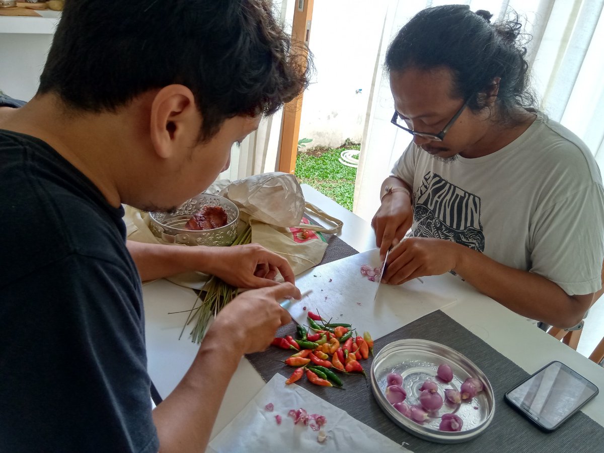 5. Sambal MatahBerguru pada bli  @yansanjaya sambal matah kurang sedap tanpa minyak kelapa dan terasi. Semua bahan terutama sereh harus potong setipis mungkin. Stlh ditinggal Bli Njay, yg aku ga tau adalah, kalau tangan gabiasa ngaduk cabe langsung, bisa iritasi. Perih semalaman.