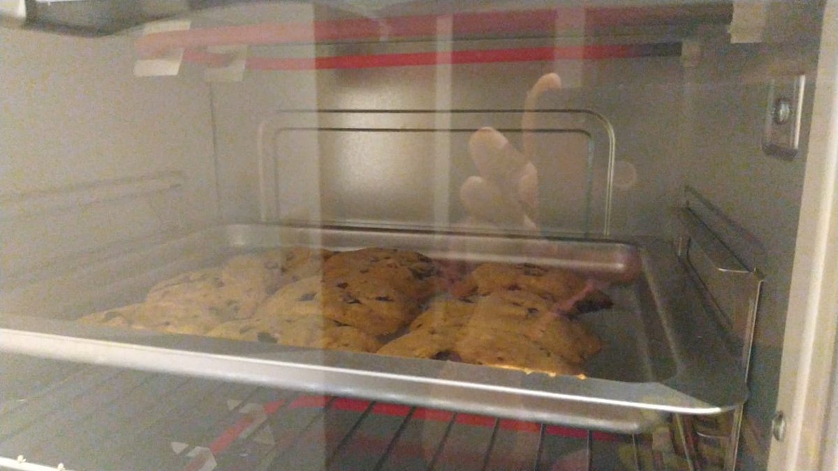 7. Chewy Choco CookiesMasukkan cokelat masak yang dipotong dadu kasar dan choco chips ke kulkas dulu baru dicampur ke adonan, agar cokelat tdk meleleh dalam proses pengadukan. Nanti adonannya jadi warna cokelat bukannya keemasan. Adonannya pakai tepung protein rendah ya.