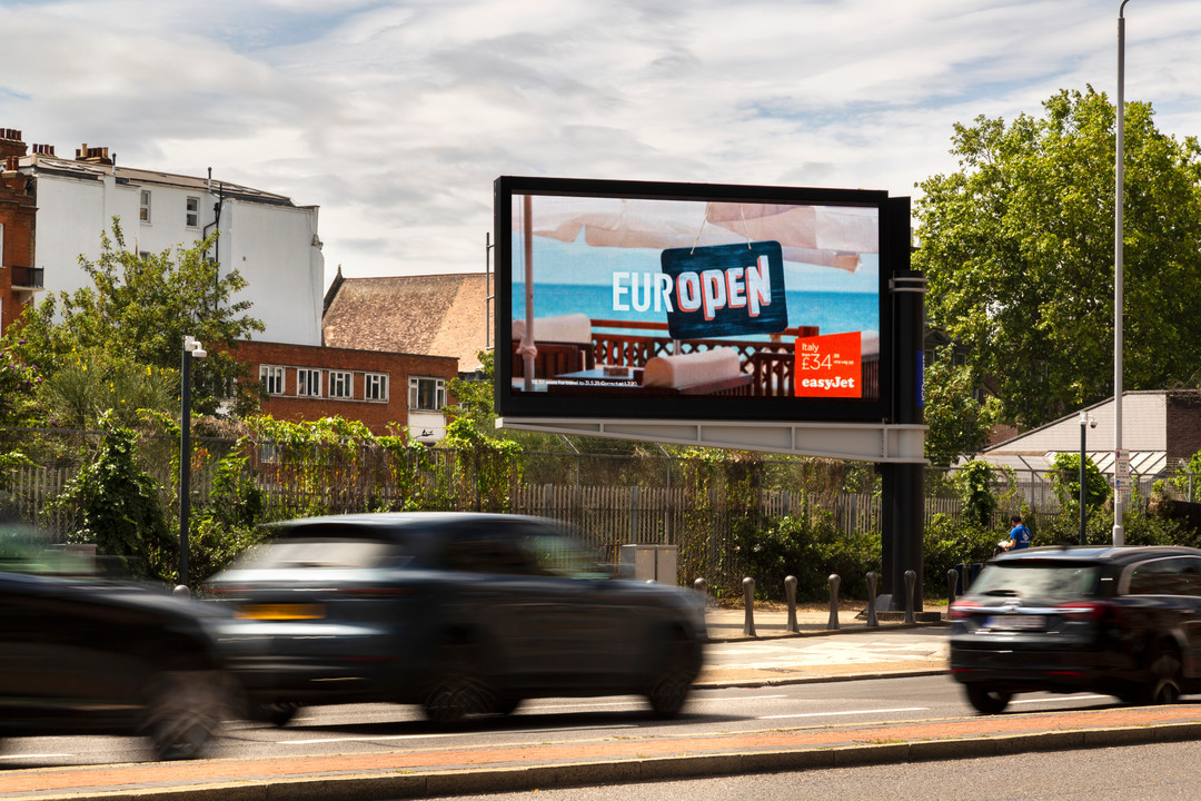 With 43% looking forward to travelling and going on holidays after lockdown, the latest <a href="/easyJet/">easyJet</a> #OOH campaign is perfect! @OMD_UK <a href="/JCDecaux_UK/">JCDecauxUK</a>