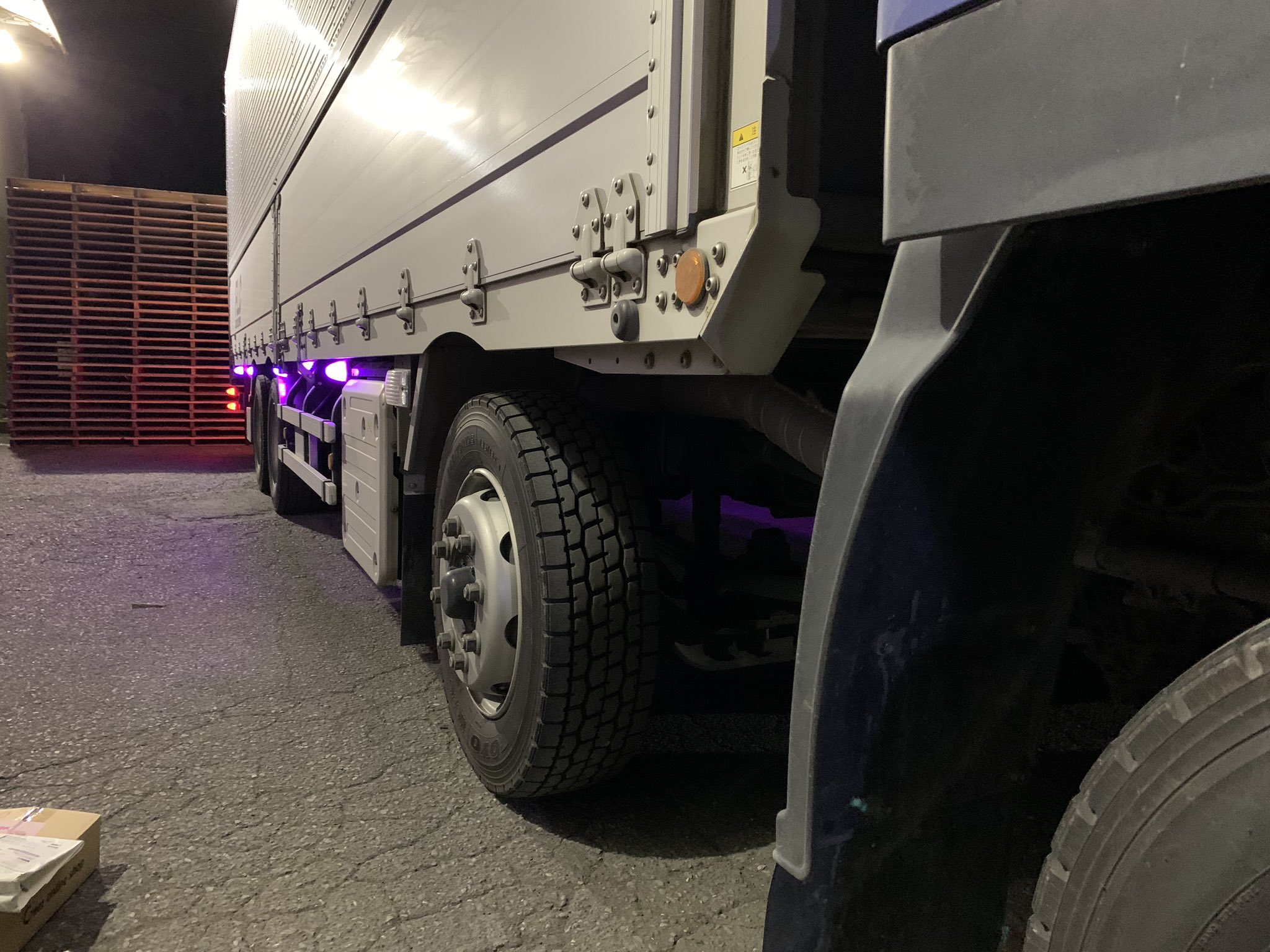 トラック　大型車　行燈 Amazon.co.jp: 回転灯12V 24V 黄色 LED 車用 シガーソケット 20W
