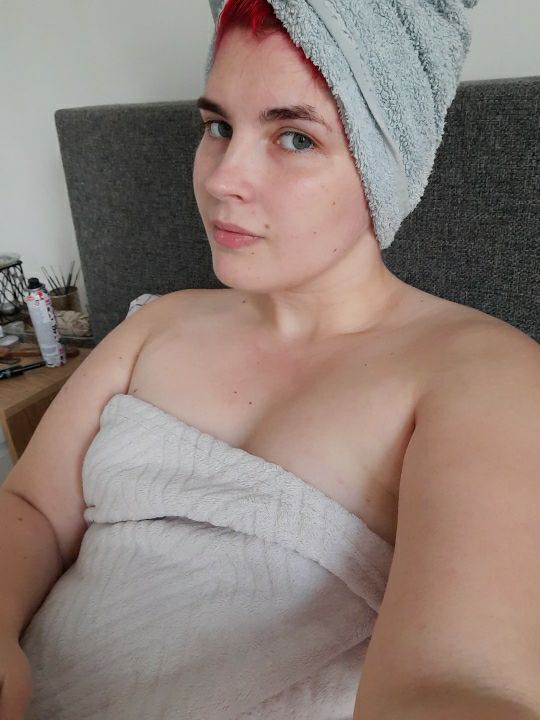 dutch_tiny's tweet photo. All naked n cute under this blanket after my shower,
What paypiggie is going to pay my shopping spree? 
I feel like getting some cute clothes today 
#paypigneeded #paytoplay #paypigswanted #sugardaddyneededasap #sugardaddyswanted #findom #sugarbabyserious #findomworship #findom https://t.co/YLyk1dU21Y