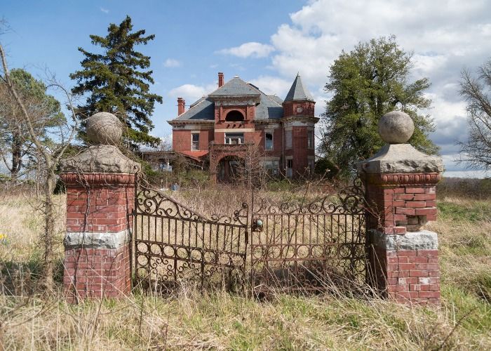 ecampaignpros's tweet photo. Explore this abandoned mansion in the middle of a Virginia golf course https://t.co/pEXaYh52JR https://t.co/SRjDa8oxW9