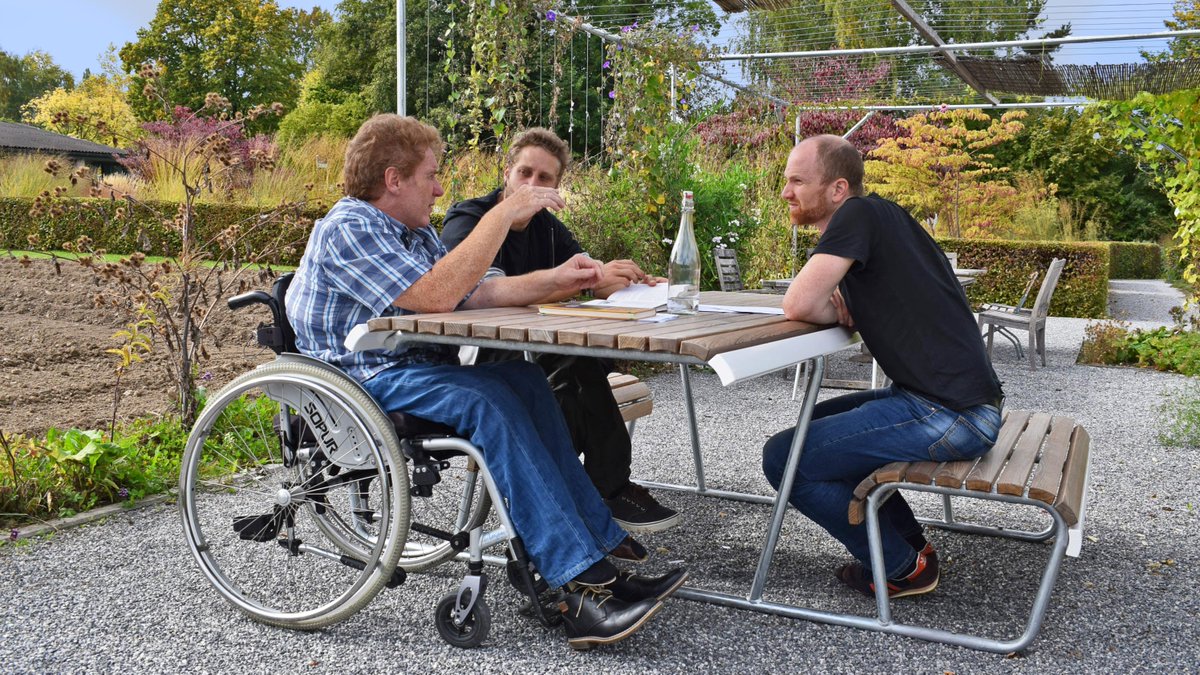 burriworld's tweet photo. Gelebte Inklusion durch die Landi Inklusions Linie – der öffentliche Raum wird auch für Menschen mit Mobilitäts- und Sehbehinderungen erlebbar. https://t.co/nb5Vy5HLzo  #publicelements #urbanspace #inklusion #publicspace https://t.co/gsgUPHDqwb