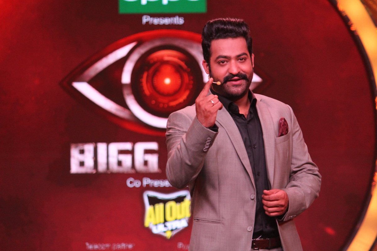 worldNTRfans's tweet photo. ఎందరో మహానుభావులు అందరికి మీ NTR వందనాలు అంటూ బుల్లితెరపై 
మన @tarak9999 అన్న చేసిన సందడికి 
నేటితో 3 ఏళ్ళు 💪🏼😎👍🏽

NTR లోని చాలా మంది కి తెలియని ఓ కొత్త కోణాన్ని BIGGBOSS షో ద్వారా తెలుగు ప్రజలు
��ందరూ ఆస్వాదించేలా చేసిన షో 
TRP లో ఓ సంచలనం సృష్టించాడు NTR 

#3YearsOfNTRsBiggBoss https://t.co/z1V8VzBb2K