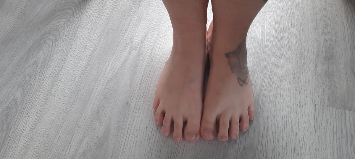 dutch_tiny's tweet photo. @OnlyFansModels_ Cute tattood feet today posting an oily foot massage on https://t.co/rUwnbbmTX0 https://t.co/myYu0dNfJ9