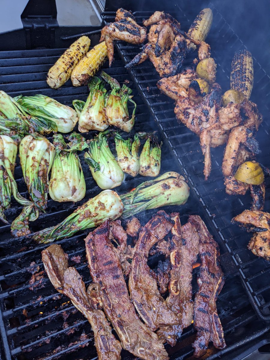 After a hot day I 🆒 off with Chardonnay! (Hey that rhymes 👏) On the BBQ we have chicken wings, short ribs, corn and bok choy ♨️
#i4cAtHome #i4c20 #aDecadeofCool #chardonnay #cool #trius #niagarawine #ontariowine #winebythebottle #wineawarded #wine #whitewine #foodandwinepairing