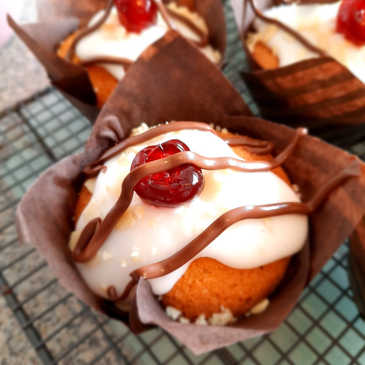 MamaRawsKitche1's tweet photo. This week's #teatimetreat is a #cherrybakewell cuppie filled with #darkcherryjam and topped with a #glacecherry #watericing #almonds and #chocolate drizzle 😊💕 #baking #homemade #homebaker #livelikearaw #gutbuster https://t.co/VNDD7Bezbb