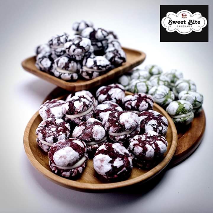 hey_racel's tweet photo. 💚 Matcha Green Tea Crinkle (130 pesos)
Yes, it does have grassy undertones, but the Premium Matcha Powder from Kyoto Japan isn’t overly bitter after all. 

🤎 Dark Choco Espresso Crinkle (120 pesos)
The perfect combination of Belgian Dark Couverture chocolate with a shot or ++ https://t.co/XZWPX8bSdT