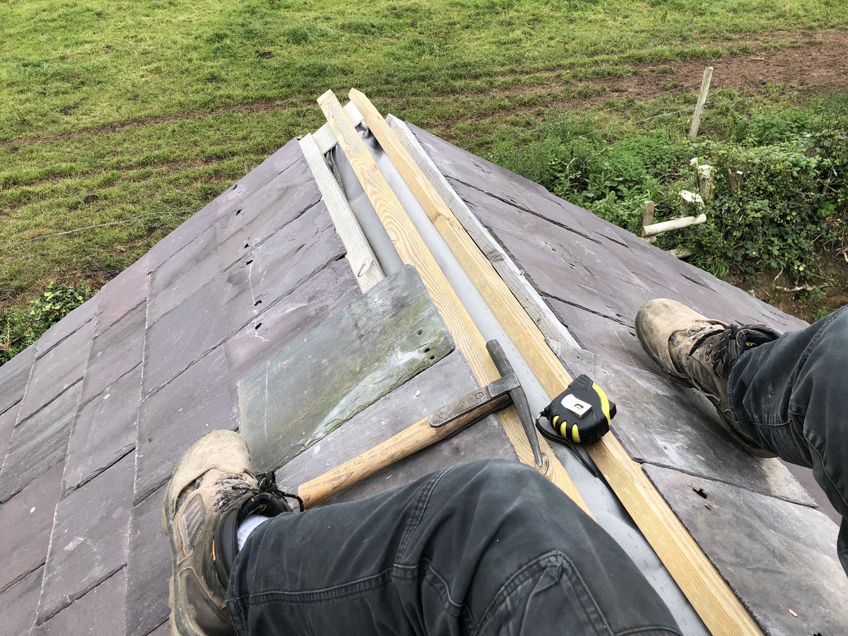Derbi595's tweet photo. Not on top of the world, i am on top of my roofπππ#needaladder https://t.co/k8ciU07p8z
