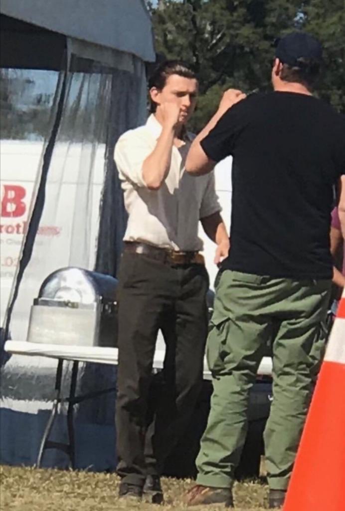 TheFilmUpdates's tweet photo. The Devil All the Time, starring Tom Holland, Robert Pattinson, Sebastian Stan, Mia Wasikowska, Bill Skarsgård, Eliza Scanlen and Riley Keough, will be released on Netflix on September 16 and is a major awards season contender. https://t.co/D8GtZ1vRjL