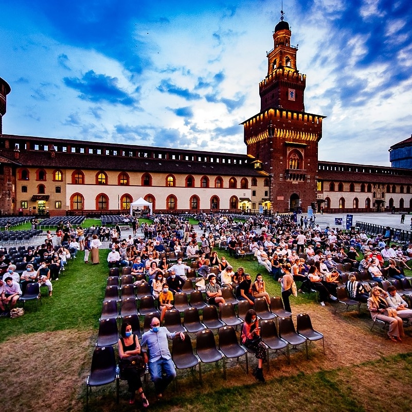 FDUmilano's tweet photo. L'edizione 2020 del Festival dei Diritti Umani “Da vicino nessuno è disabile” continua nell’#EstateSforzesca con tre serate di Talk per parlare dei diritti delle persone con disabilità, inclusione, arte e lavoro abbinato a tre concerti di Suoni Mobili. 
#FDU2020 #Musicamorfosi https://t.co/EWV2HtLyN2