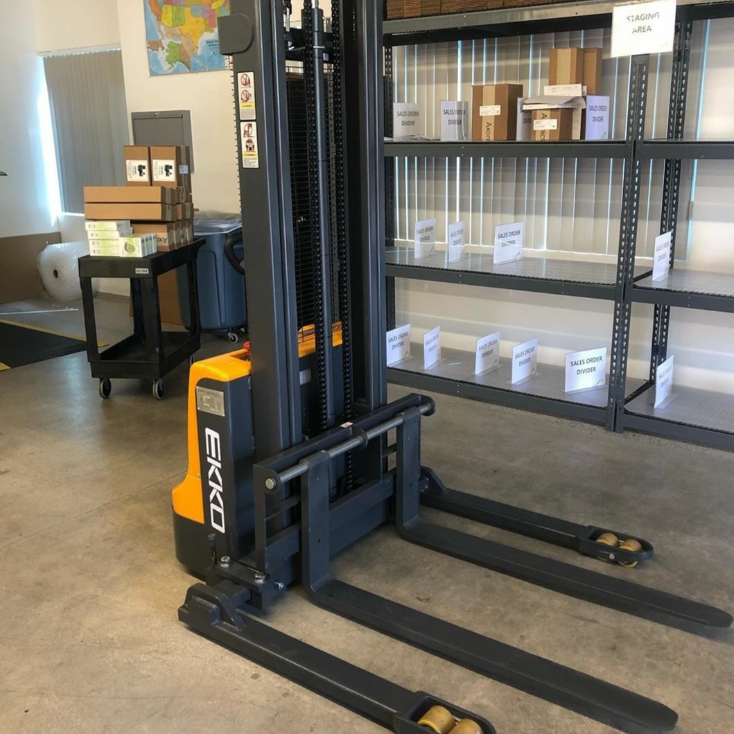 EKKOlifts's tweet photo. The alternative solution for the material handling industry to get the job done without breaking the bank. Call 909-236-7994 or email don@ekkolifts.com for details. #ekkolifts #ekko #forklift #lifttruck #forklifts #materialhandling #electricforklifts #palletjacks #pallettruck https://t.co/lI9rRy1NGJ