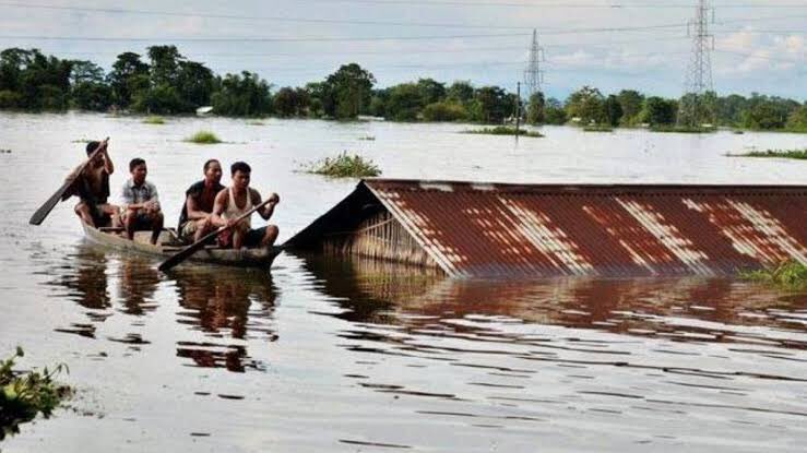 Lakhyaj47925813's tweet photo. Assam is devastated with the havoc flood apart from #CoronaPandemic 
#PrayForAssam #AssamNeedsHelp 
@PMOIndia @CMOfficeAssam @himantabiswa @joibarua @ANI @ZeeNews @ndtv @SonuSood @deespeak @RandeepHooda @vickykaushal09 @Ileana_Official @dhruv_rathee @moefcc @HMOIndia @RahulGandhi https://t.co/6zWoxgceSm