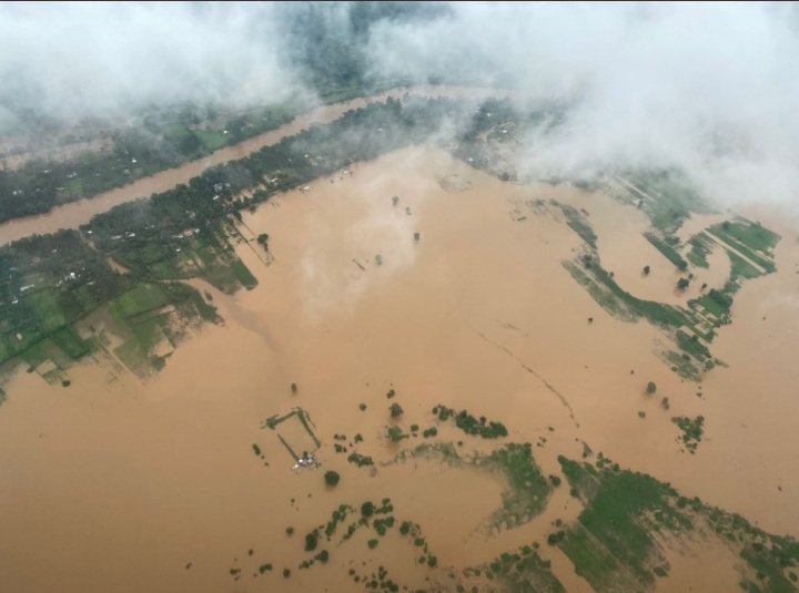 Lakhyaj47925813's tweet photo. Assam is devastated with the havoc flood apart from #CoronaPandemic 
#PrayForAssam #AssamNeedsHelp 
@PMOIndia @CMOfficeAssam @himantabiswa @joibarua @ANI @ZeeNews @ndtv @SonuSood @deespeak @RandeepHooda @vickykaushal09 @Ileana_Official @dhruv_rathee @moefcc @HMOIndia @RahulGandhi https://t.co/6zWoxgceSm