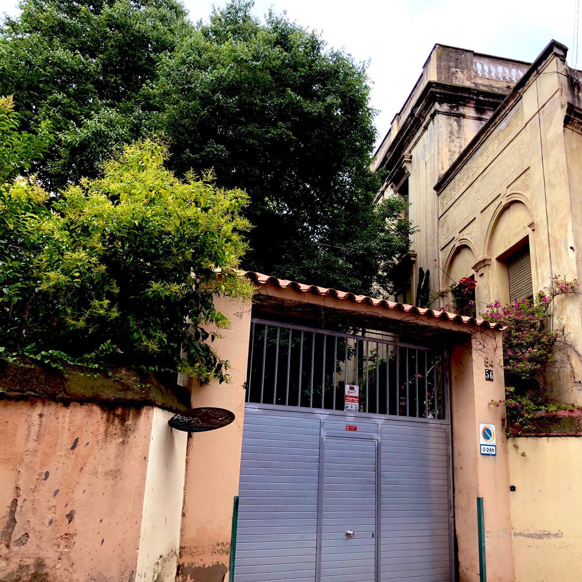 Can Raventós i el seu jardí no poden acabar sent una altra promoció de pisos de luxe al barri. Si tenim un patrimoni com a sarrianencs/ques hem de defensar-lo. Us convidem a sumar-vos el proper dimarts 21 de juliol a les 19:00 a la terrassa del cafè Orlandai. #DefensemCanRaventós