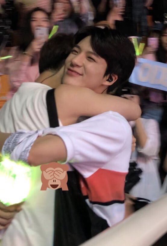 tomoyo_o93's tweet photo. 제노 본인이 더 커도 와락 안기고 보는게 진짜 대형견 같음 https://t.co/t7d1gWufmH