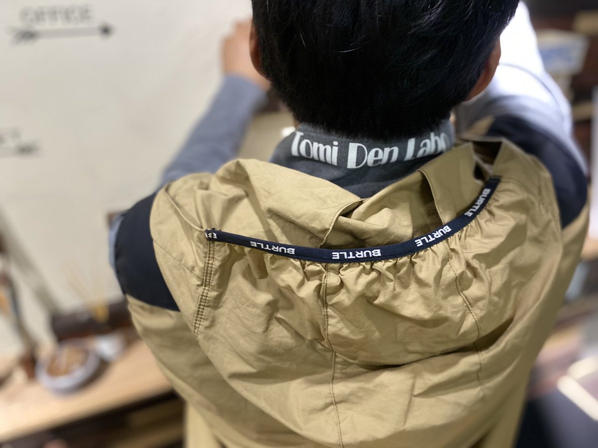 mi54923450's tweet photo. 「BURTLEとTomi Den Labo、良い感じに撮って」と言われて仕事する社長を追いかけ回して撮った内3枚😏笑
結局、1枚目が良かったらしいです!
#TomiDen #電気工事 #BURTLE
#素人パパラッチ #電工女子 #充実
#群馬 #高崎 #followme https://t.co/Sso8zoDvto
