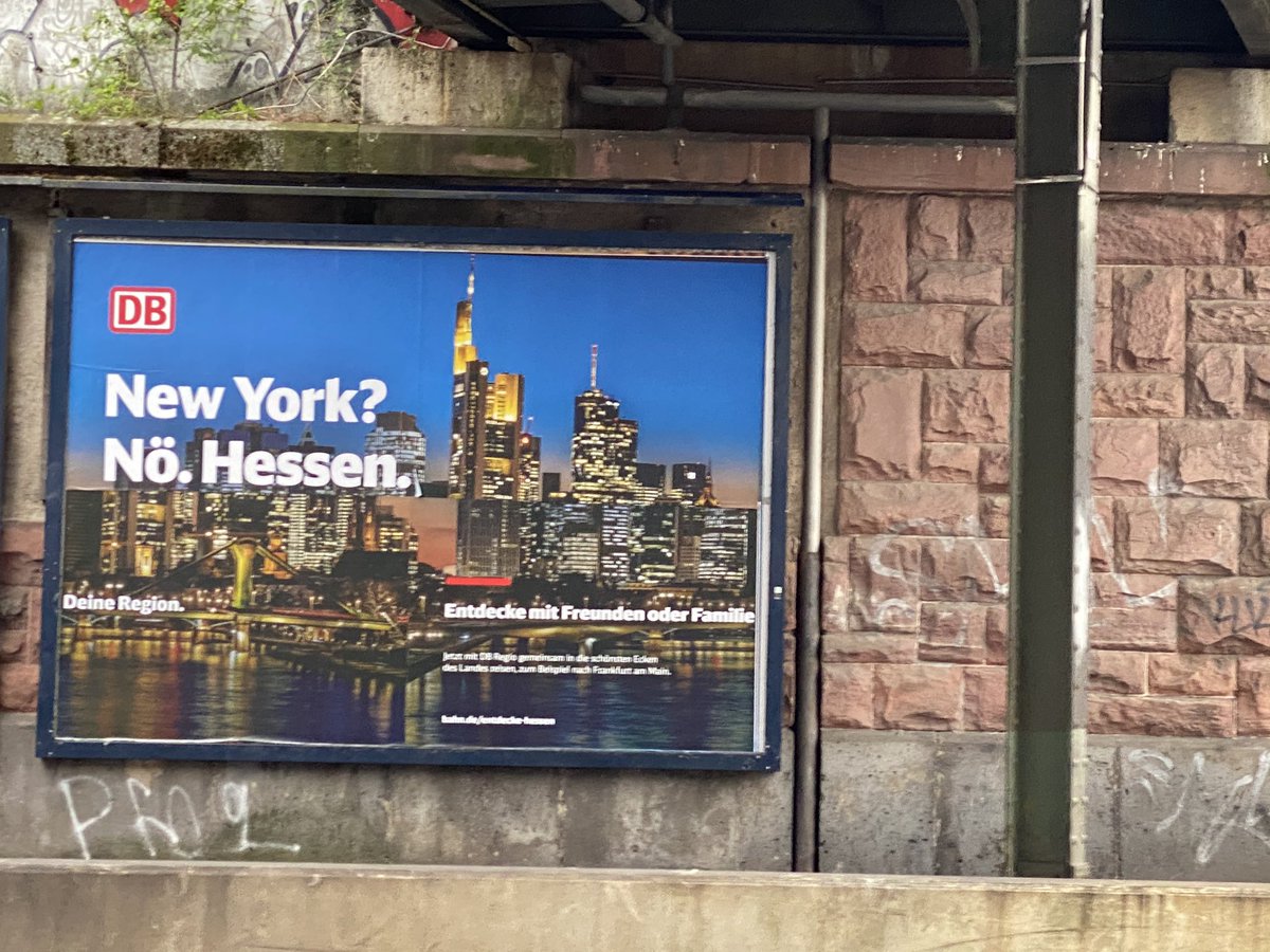 herrschmidtFFM's tweet photo. Wo soll man da anfangen? 
Vielleicht damit, dass die meisten die #Skyline nach #Frankfurt verorten, was den Fragesteller nicht clever erscheinen lässt.

Dieses Bahn-Plakat dann noch IN Frankfurt aufzuhängen, macht dann schon fast sprachlos. #geldverbrennung #werbung #bahn #OOH https://t.co/vcqWLlZOcl