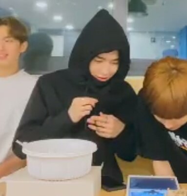 scarlettseu__'s tweet photo. xiao's effort to hide his hair https://t.co/unnFA7ph5Z