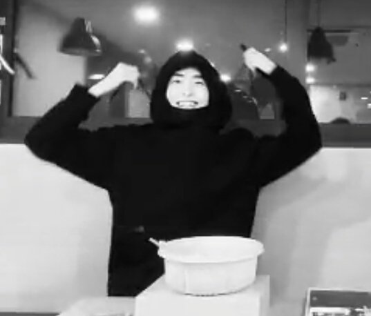 scarlettseu__'s tweet photo. xiao's effort to hide his hair https://t.co/unnFA7ph5Z