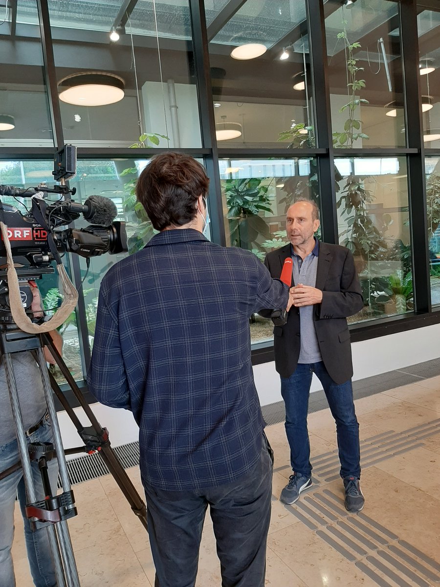 Arbeiterkammer's tweet photo. Die Commerzialbank in Matterburg ist zugesperrt. Was können KonsumentInnen tun, die Spareinlagen oder ihr Konto bei der Commerzialbank haben? #AK Konsumentensch��tzer Christian Prantner im Interview @ORF #Konkret – 18.30 Uhr in ORF 2. Einschalten!! https://t.co/LkhkuCrLh7