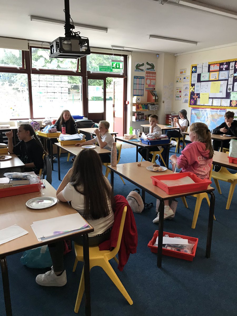 y6_CTK's tweet photo. 6GA say ‘thanks’ for the doughnuts and ‘champagne.’ #rachel Robinson https://t.co/s8gPHKrrKz