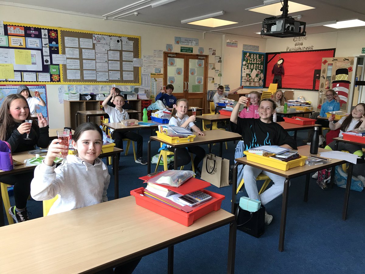 y6_CTK's tweet photo. 6GA say ‘thanks’ for the doughnuts and ‘champagne.’ #rachel Robinson https://t.co/s8gPHKrrKz